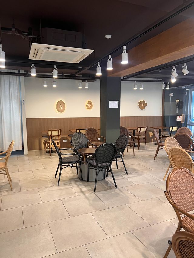 韓国/ソウル【明洞】4階建ての大きな抹茶ラテが美味しいカフェ💚