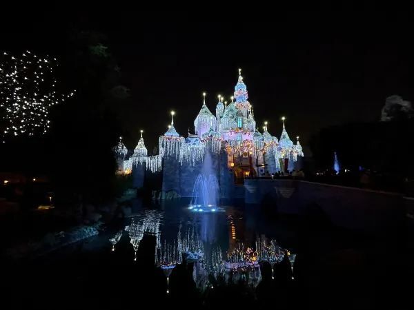 Christmas at California Disneyland: Ultimate Guide!