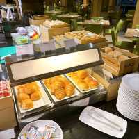 A Morning Feast at Holiday Inn Bangkok