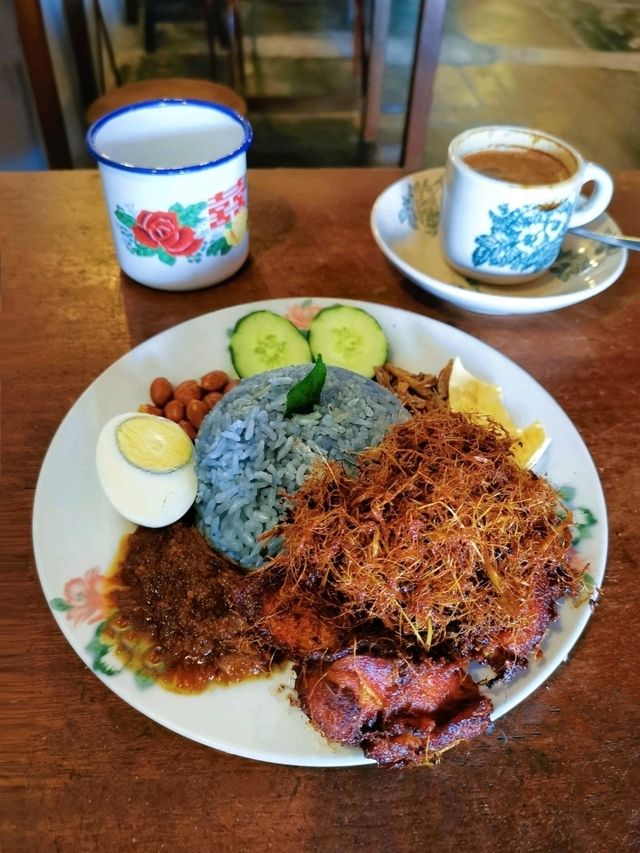 Eat like a local @ Loong Fong Cafe, Georgetown, Penang.