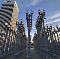 洛杉磯日落觀賞點：LACMA 的 Levitated Mass