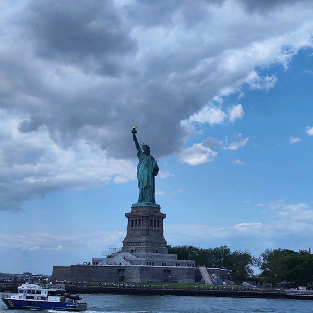 Cruising to the Iconic Statue of Liberty 🗽🚤