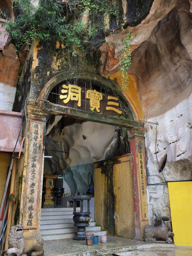 Sam Poh Tong Temple