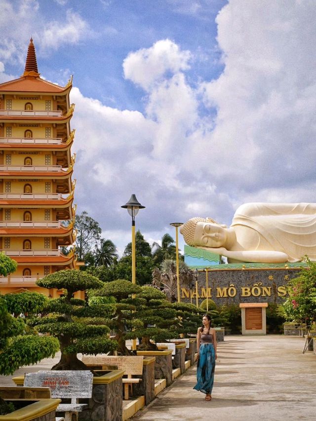 Huge sleeping Buddha in Vinh Trang Temple😁😍😘