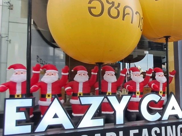 Santa’s cheer awaits on Sukhumvit, even in traffic!