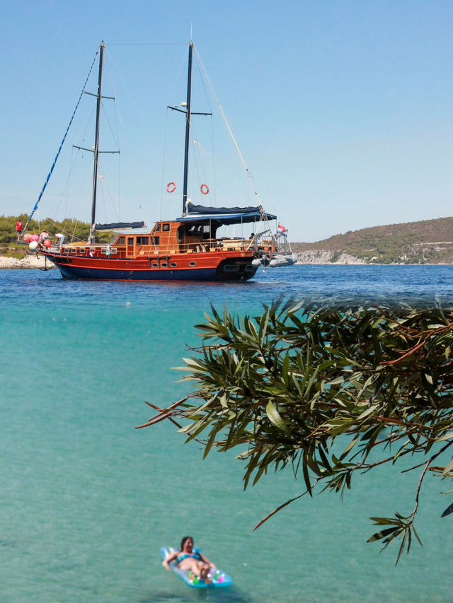 Our Spontaneous Island Hopping and Boat Adventure to the Pakleni Islands