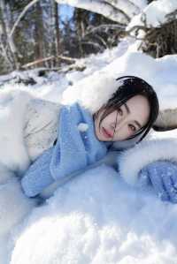 在白雪皚皚的新疆禾木 cos 妲己