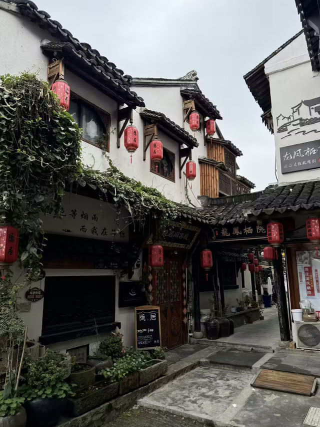 Step back in time visiting Zhouzhuang Ancient town 