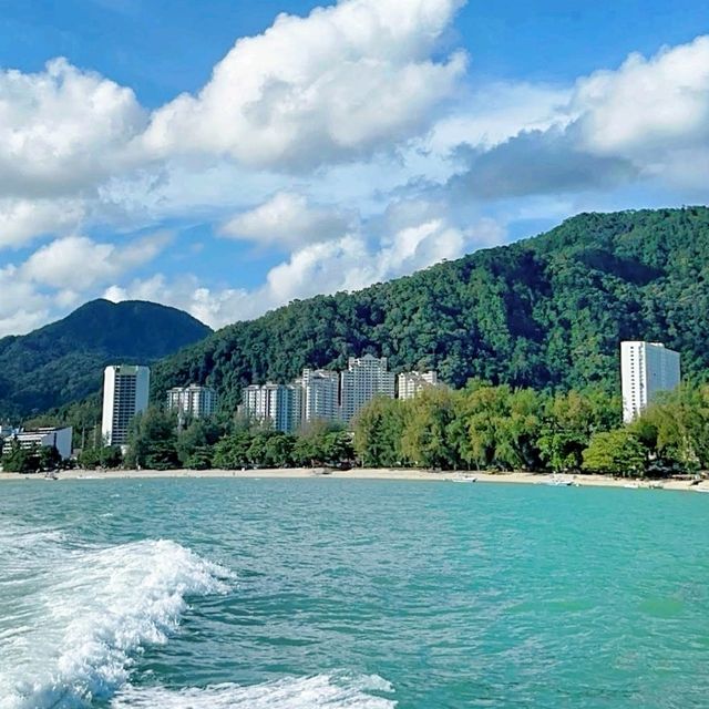 🌊The Batu Ferringhi Beach, a perfect spot for watersport!🌴