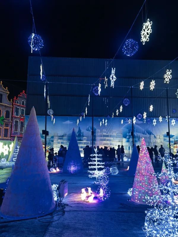 Explore the Illumi Light Show in Mississauga