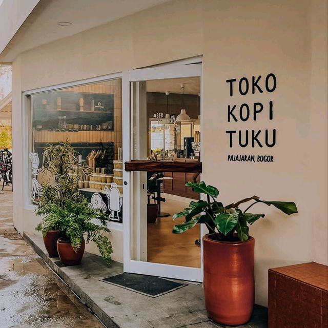 TUKU COFFEE | WITH A MINIMALIST AMBIENCE THAY FEEL COMFORTABLE & TRANQUIL