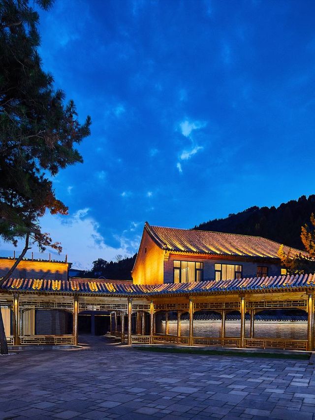 🌟 Unwind at Jinshanling: Great Wall Luxury 🌟