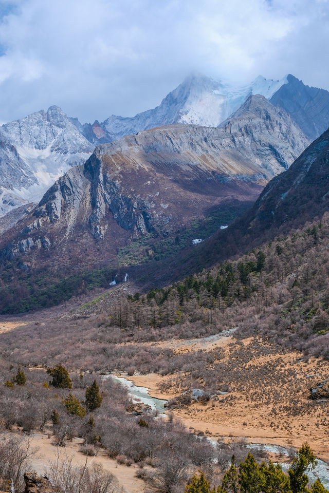 稻城亞丁的雪山很美，過程痛苦但很值得