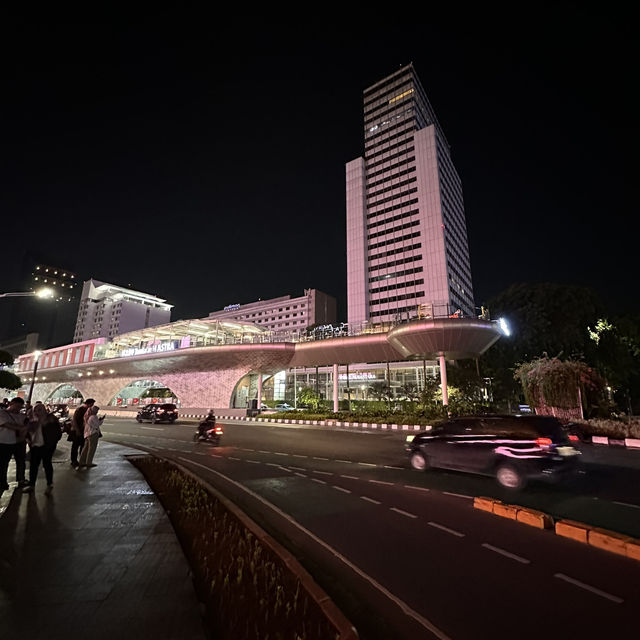 Jakarta: A Vibrant Mix of Tradition and Modernity! 🏙️✨