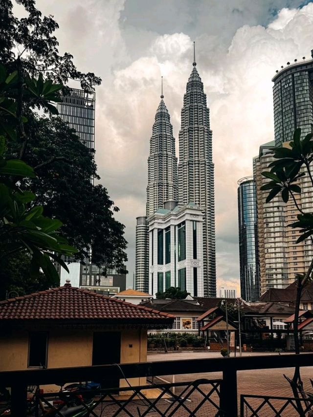 Kuala Lumpur: Where Skyscrapers Meet Culture! 🌆🌴