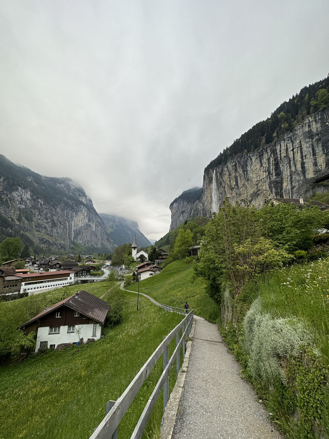   A Swiss Icon: The Breathtaking Staubbach Falls Experience 🇨🇭