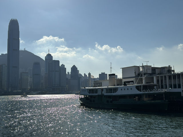 維多利亞港的夢幻旅程：一場心靈的饗宴 🌅