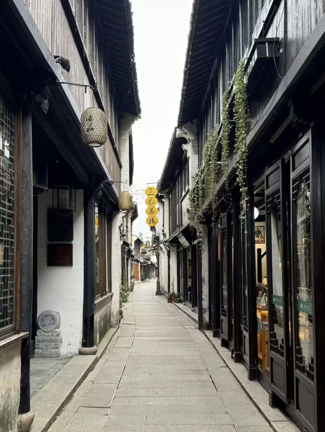 Step back in time visiting Zhouzhuang Ancient town 