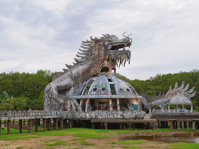 ถ่ายรูปเช็คอินรูปปั้นมังกรยักษ์ สวนสนุกร้างเมืองเว้