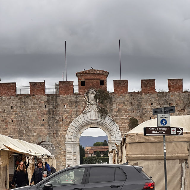 The piazza to the Pisa!