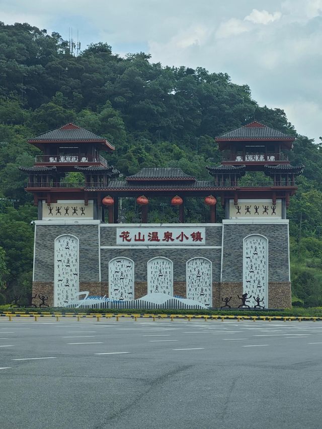 崇左花山岩畫——穿越千年的非遺圖騰岩畫。