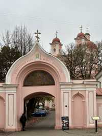 Let’s uncover the greatness in these pink churches in Vilnius