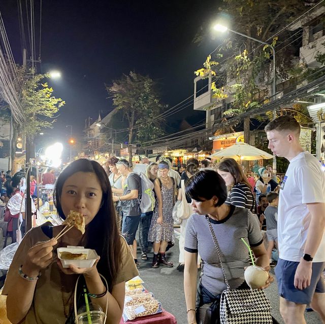 Sunday Night Market in Chiang Mai, Thailand🇹🇭