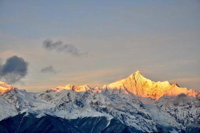 梅里雪山日照金山。