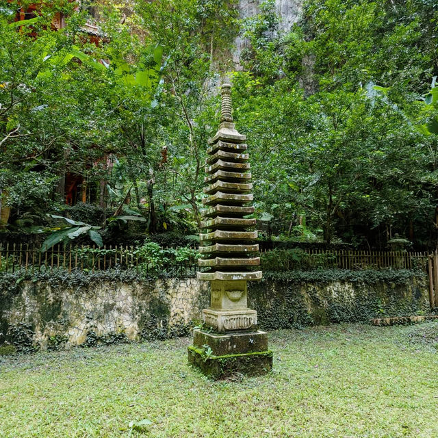 Enchanting Exploration at Sam Poh Tong Temple