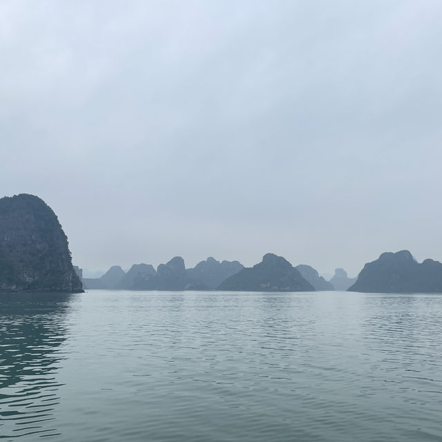 🌊🚤 探索下龍灣的水上桂林，體驗壯麗的海上奇觀！🌅✨