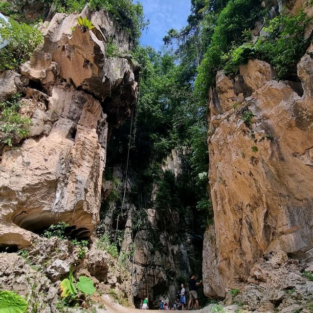 Coffeeshop located in a cave?! 