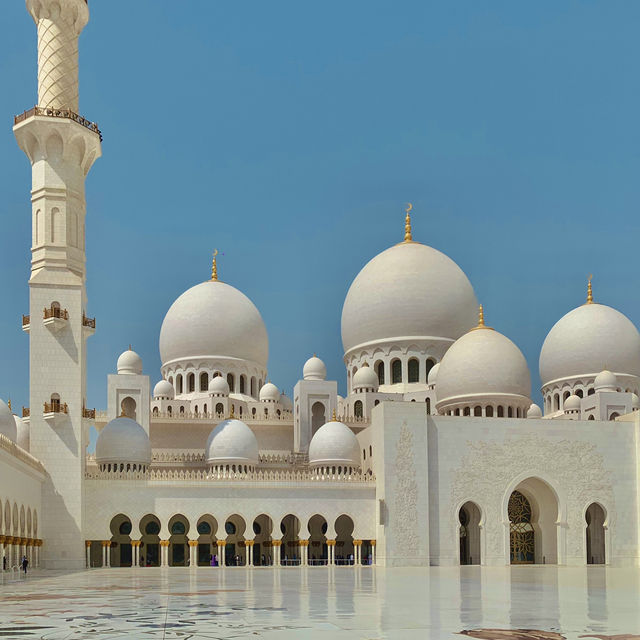 😍 MESMERIZING 82 Dome Mosque in Abu Dhabi 🇦🇪