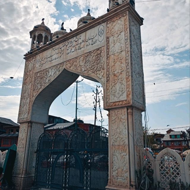 STUNNING ARCHITECTURE OF THE HAZRATBAL SHRINE.