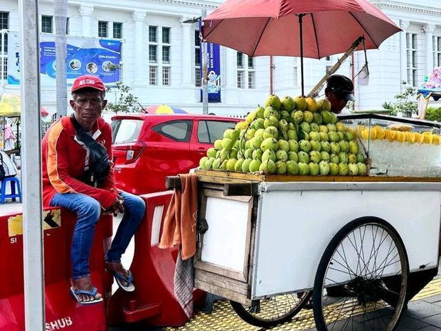 **🛣️ Discover Jakarta's Vibrant Street Life! 🇮🇩**