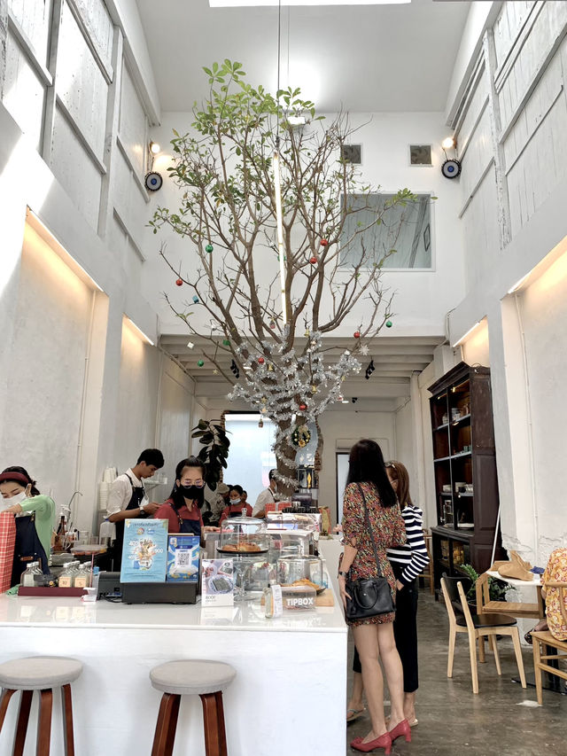 คาเฟ่โมเดิร์น ณ เมืองเก่าภูเก็ต ROOF 🌳