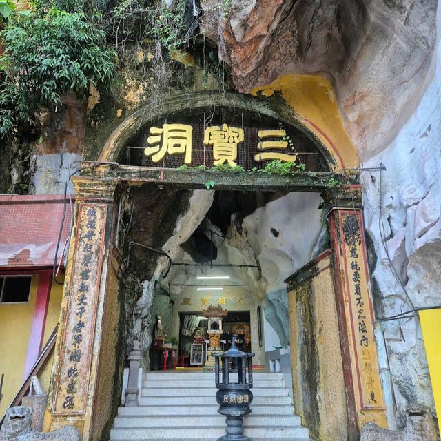 Sam Poh Tong Temple