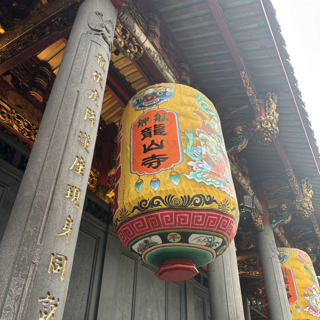 龍山寺遊記：古剎禪韻中的信仰之光