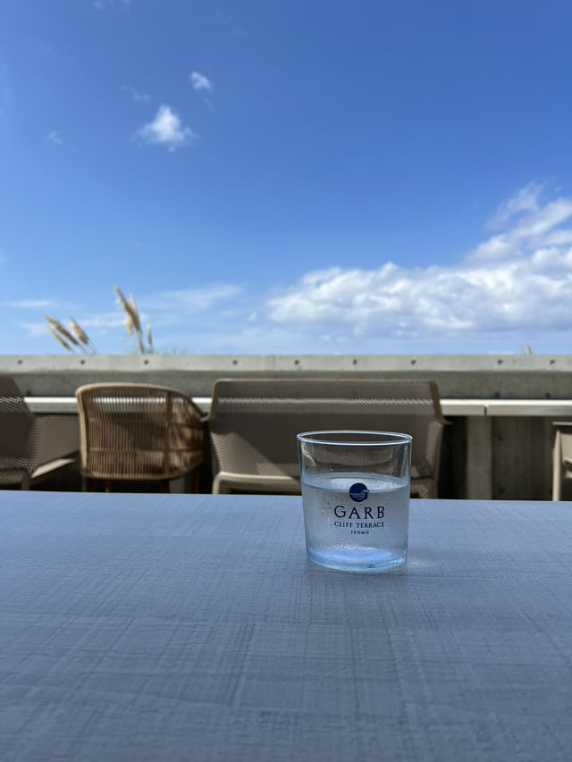 A café-restaurant with a spectacular view of the blue sea