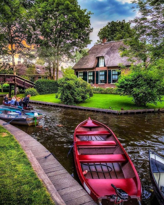 Giethoorn, Netherlands: Get Lost in the Fairytale Village!