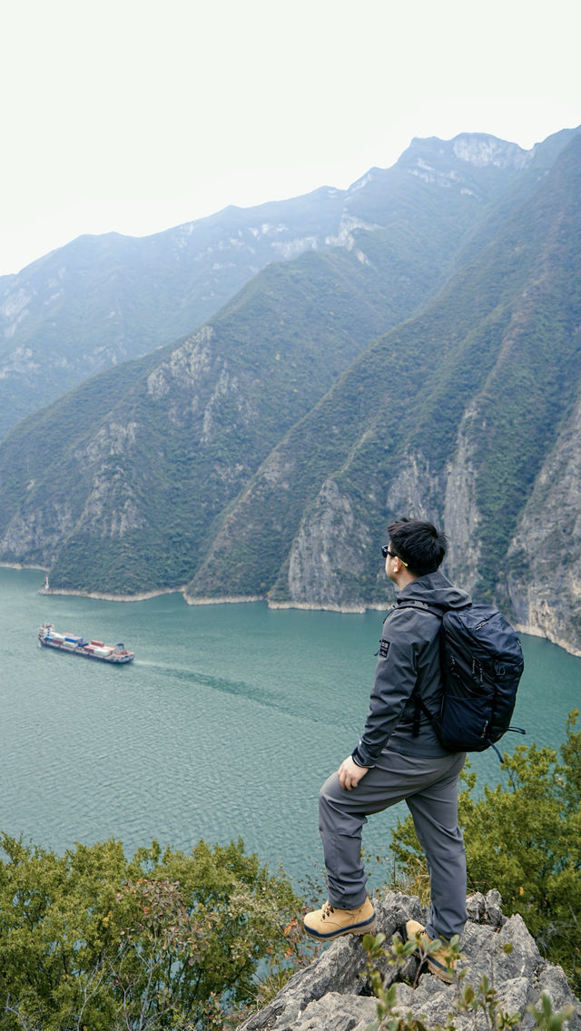 登臨三峽之巔輕舟已過萬重山