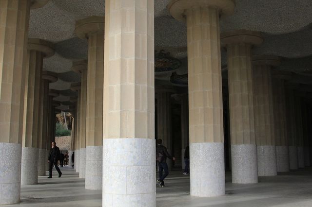 西班牙名勝深度解析：探索古埃爾公園（Parc Güell）。