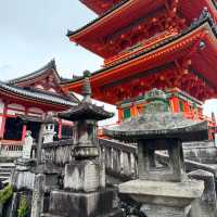 Vibrant Yasaka Shrine: Kyoto's Iconic Landmark