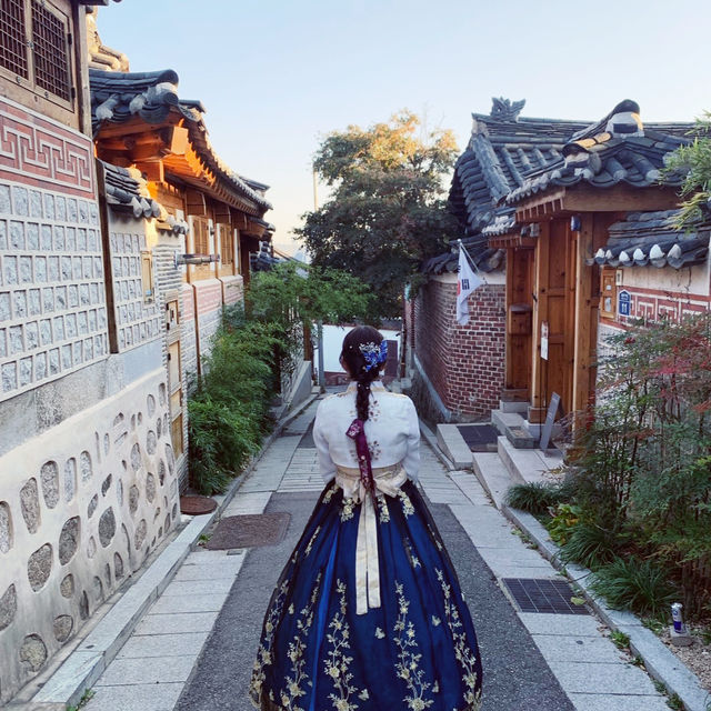 Walk around quaint Bukchon Hanbok Village 