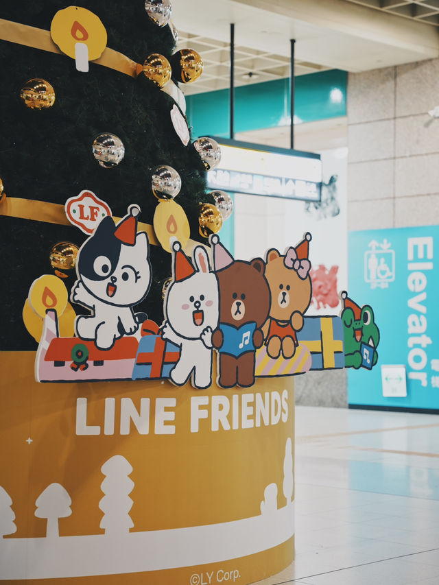 耶誕季快閃板橋 LINE FRIENDS耶誕樹有夠萌～