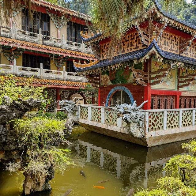 Enchanting Exploration at Sam Poh Tong Temple