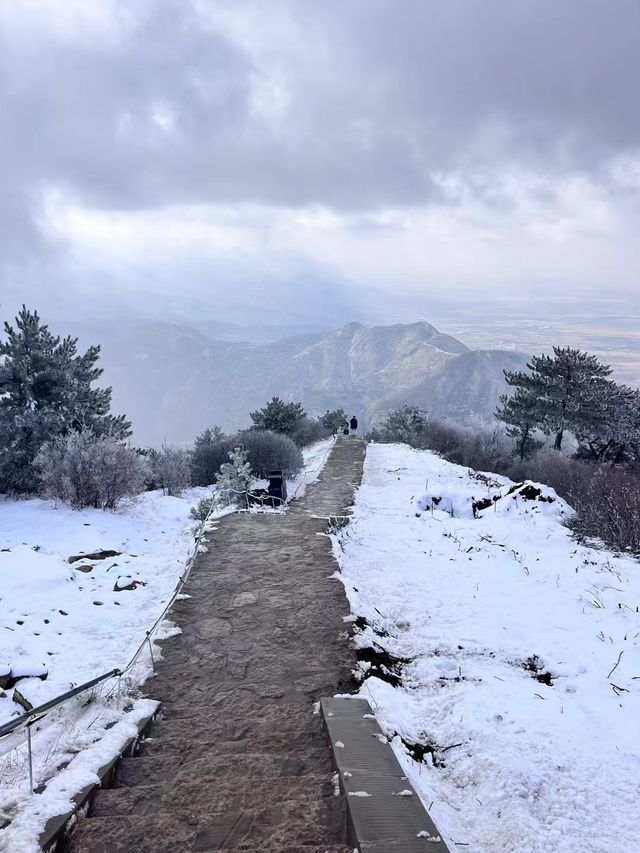 北岳恒山遇初雪人間仙境。