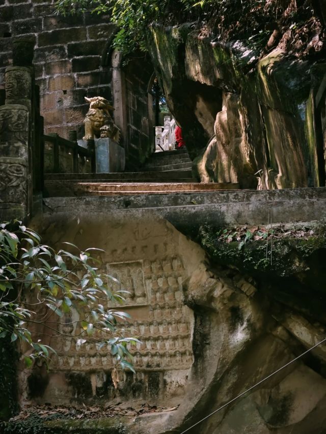 四川彭州有一座雄偉的禪寺，內有800座羅漢塑像群。