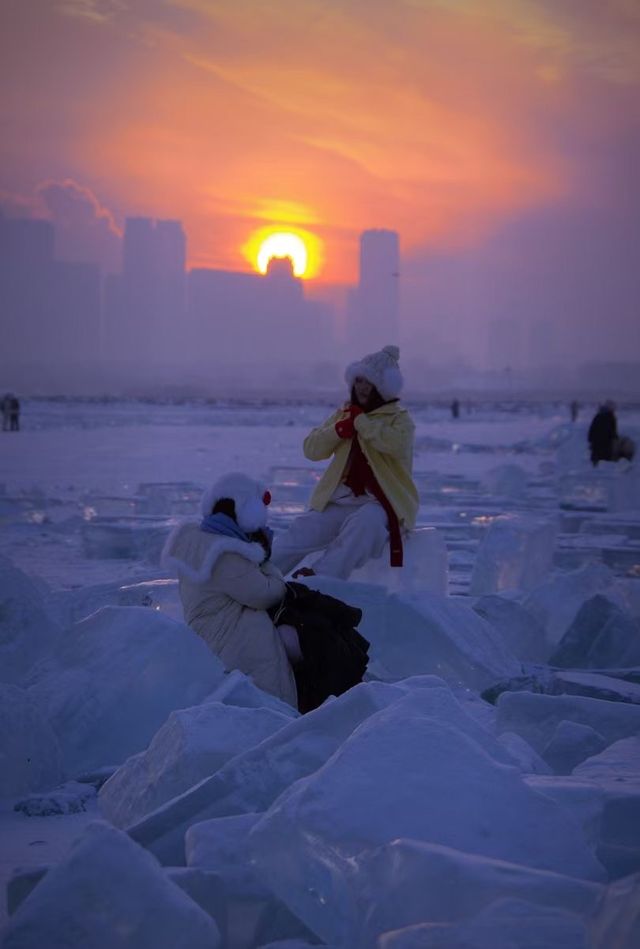 在冰雪世界嬉戲的金豆子們