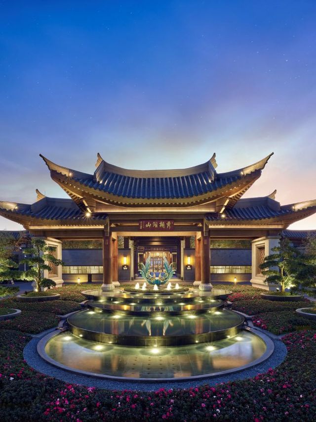 🌟 Kunming's Top Stays: Serenity & Luxury 🏨✨