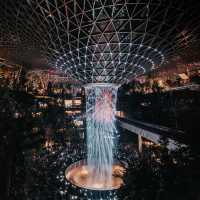 World's tallest indoor waterfall in Jewel Changi 🇸🇬